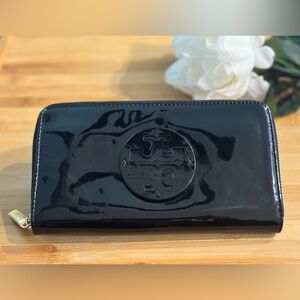 Tory Burch Outlet - Black Patent Zip-Around Wallet with Logo Medallion